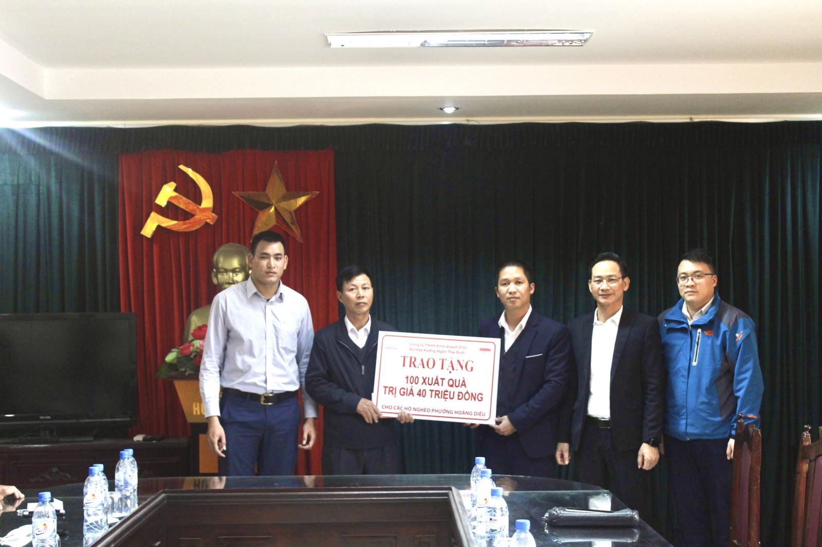 Đại diện BLĐ Công ty TNHH Kinh doanh Ô tô Xe máy Kường Ngân trao quà cho hộ nghèo tại UBND Thành phố Thai Bình