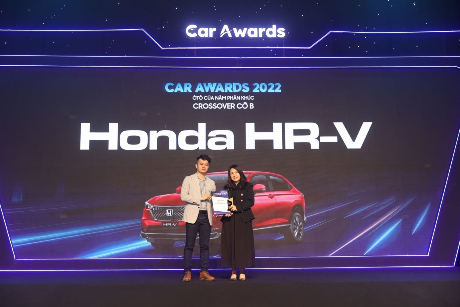 Ông Phạm Đức Huy – Trưởng Ban tổ chức trao Giải “Ô tô của năm” hạng mục xe Crossover cỡ B cho đại diện Công ty Honda Việt Nam – Bà Đỗ Thu Hoàng – Phó TGĐ Thứ Nhất