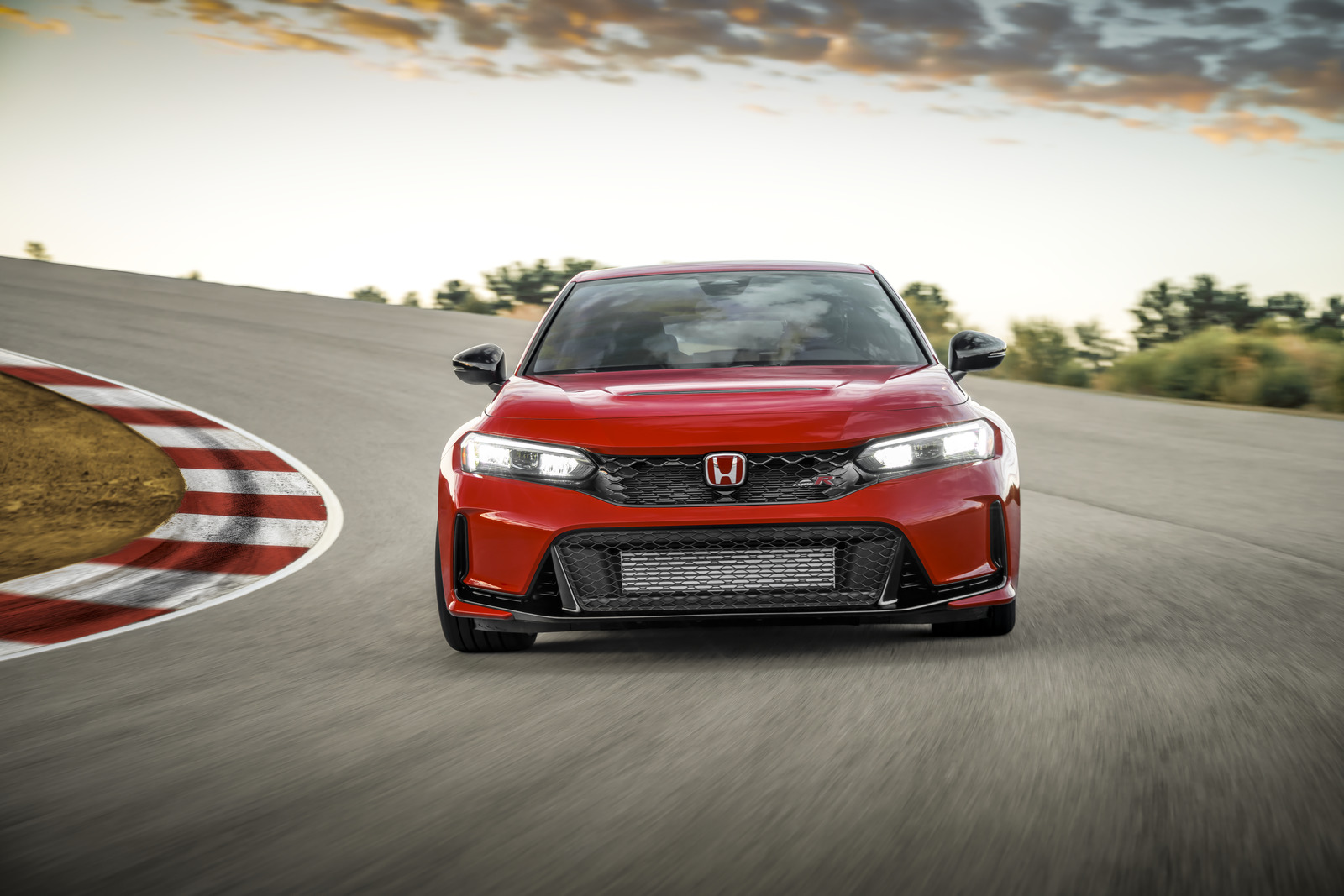 Honda Civic Type R thế hệ mới ra đời với những cải tiến về công nghệ