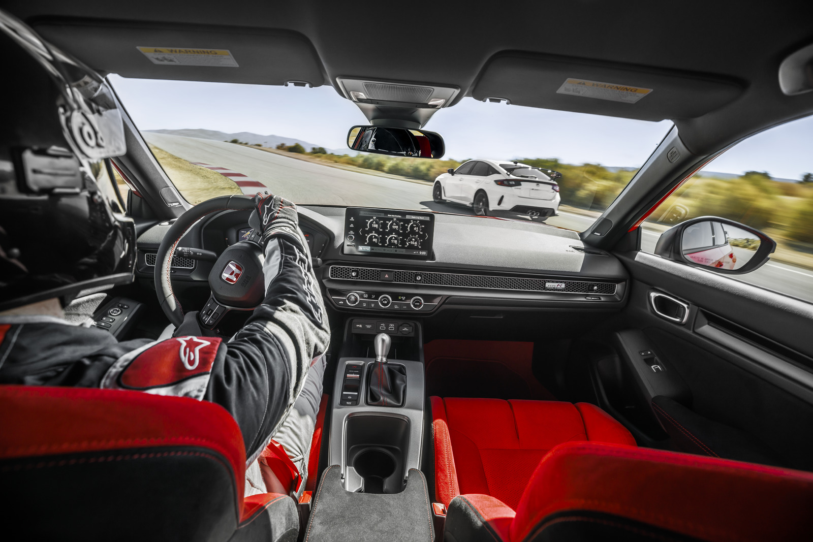 Honda Civic Type R đem lại cảm giác đặc biệt phấn khích khi cầm lái