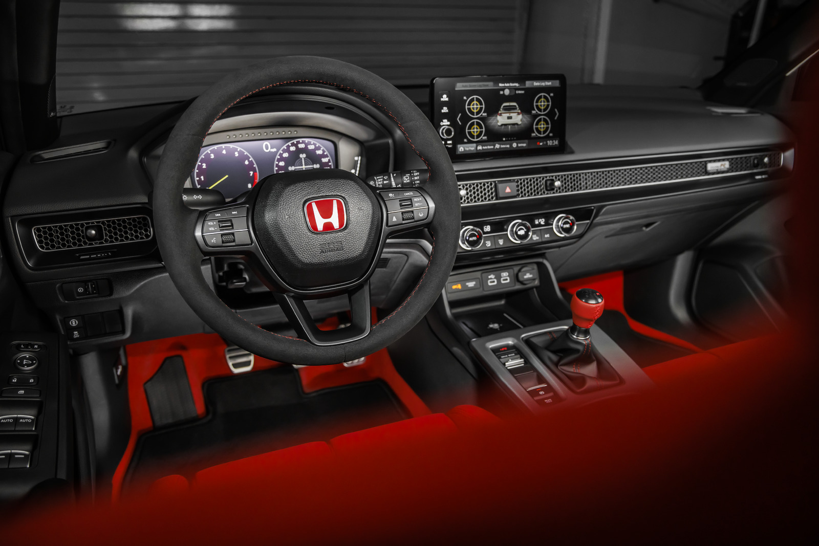 Nội thất được phối hai màu chủ đạo đỏ và đen đặc trưng của dòng xe thể thao Honda.