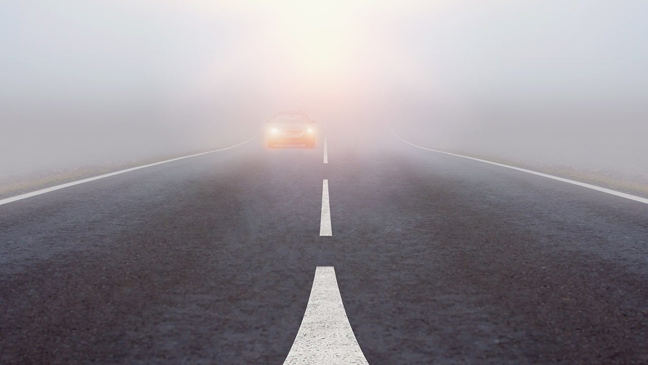Nên hạn chế lái xe trong sương mù nếu không thực sự cần thiết