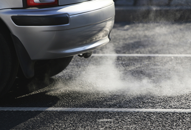 Khói xe ô tô có mùi lạ thường do dàu bị rò rỉ hoặc nhiên liệu không được đốt cháy hết