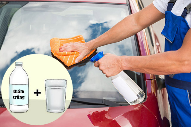 Sử dụng giấm trắng và nước để làm sạch kính xe