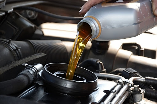 Thay dầu là việc dầu tiên cần chú ý khi bảo dưỡng ô tô.