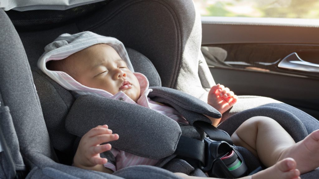 Ghế ngồi ô tô trẻ em và các tiêu chuẩn an toàn cha mẹ cần biết