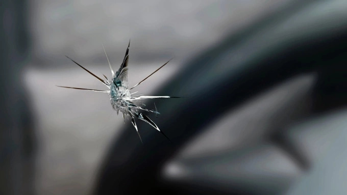 Vết nứt trên kính lái: khi nào hàn, khi nào thay?