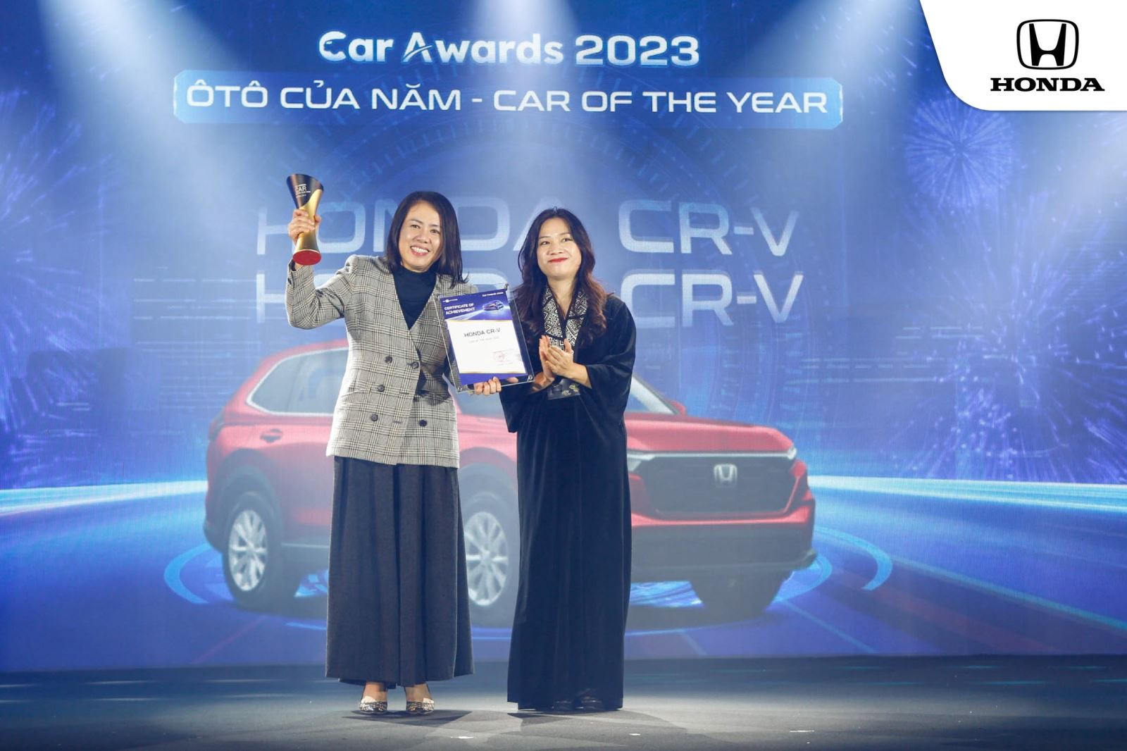 Đại diện Honda nhận giải thưởng Ôtô của năm 2023 cho mẫu Honda CR-V