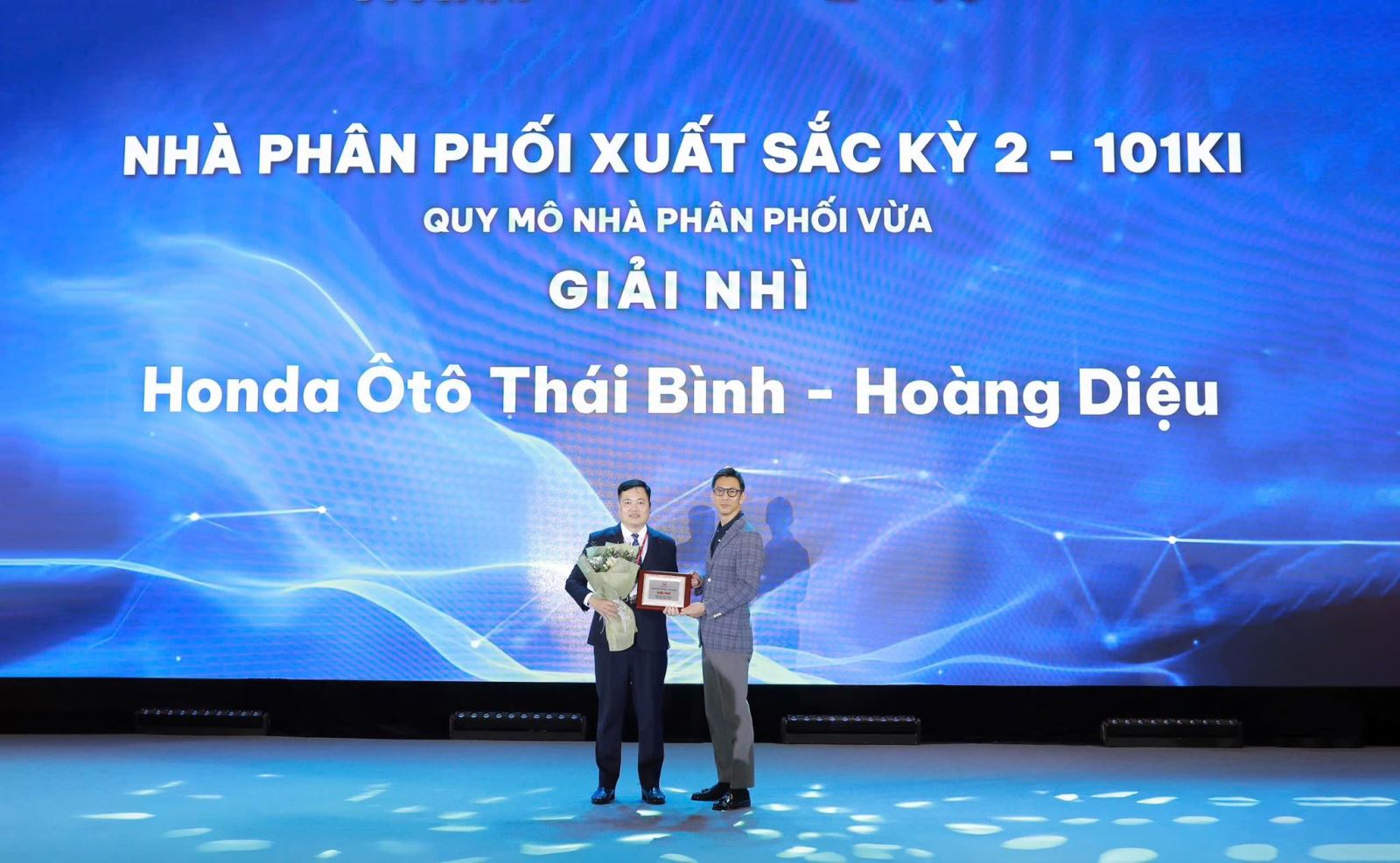 Đại diện Đại lý - Ông Nguyễn Văn Công lên nhận giải nhì NPP xuất sắc kì 2 101Ki