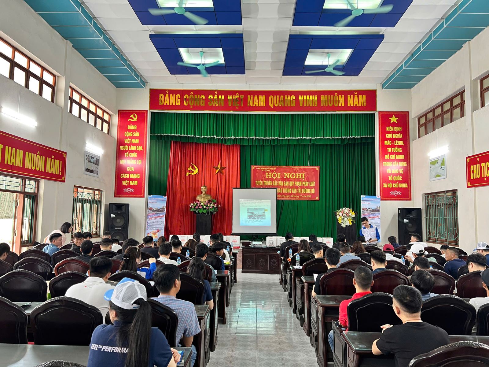 Phần lý thuyết trong chương trình diễn ra sôi nổi với những bài học thực tế và hỏi đáp giữa học viên và hướng dẫn viên Lái xe an toàn