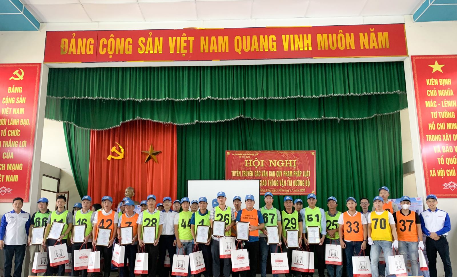 Chúc mừng chương trình "An toàn giao thông" và "Feel The Performance" diễn ra thành công tốt đẹp.