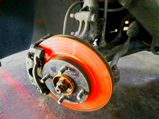 Đĩa phanh nóng đỏ khi dùng phanh liên tục trong thời gian dài