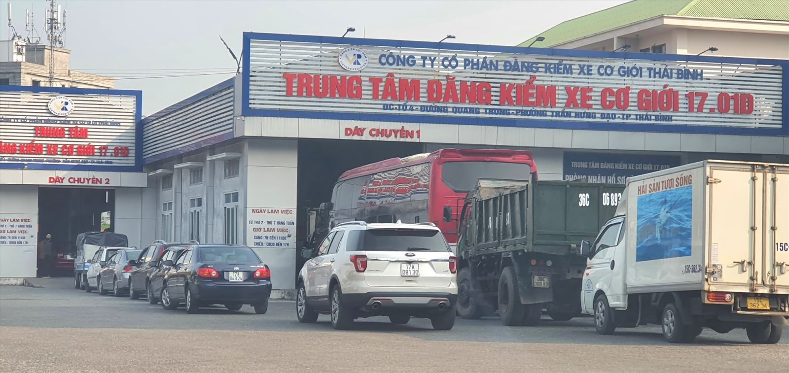 Xe đăng kiểm tại một trung tâm ở Thái Bình