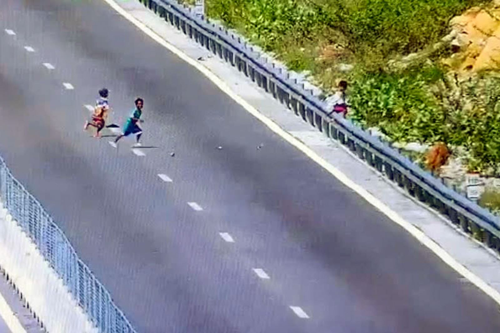 Ưu tiên giảm tốc tối đa, kết hợp còi và đèn để cảnh báo, đồng thời tìm hướng tránh an toàn khi gặp người đi bộ qua đường