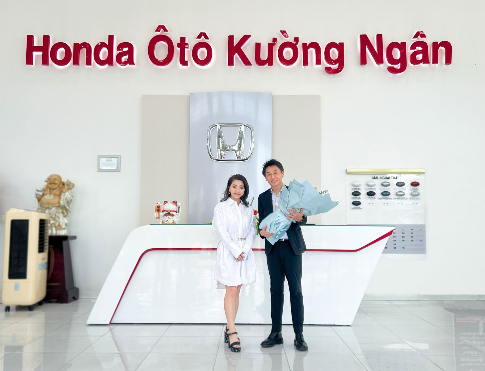 Đại diện Honda Ôtô Thái Bình - Hoàng Diệu - Bà Khúc Thiên Hương tặng hoa chào mừng ông Yusuke Kondo về thăm và làm việc tại Đại lý