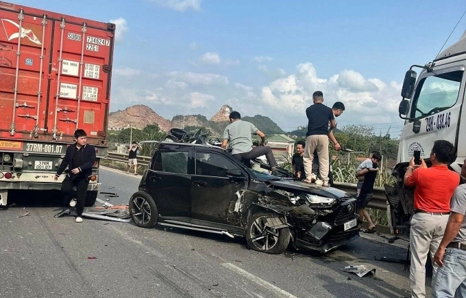 Xe bị đâm từ phía sau, quay ngược đầu trên cao tốc