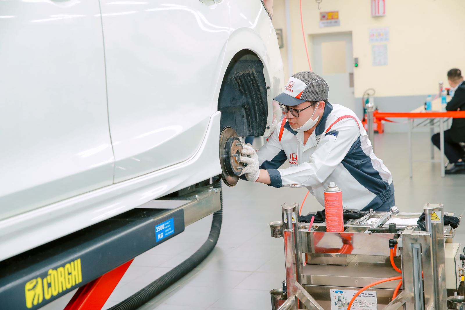 Hệ thống phanh đĩa trên ôtô đang được kiểm tra và bảo dưỡng.