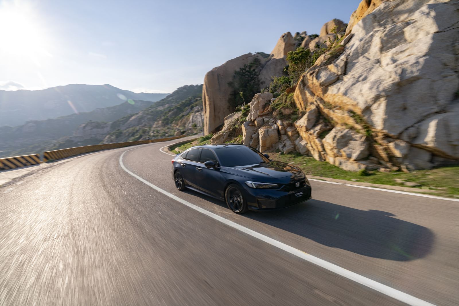 Cảm giác vận hành hệ truyền động của Civic e:HEV lanh, mượt như xe điện mà giữ được cảm xúc phấn khích như xe thể thao máy xăng truyền thống