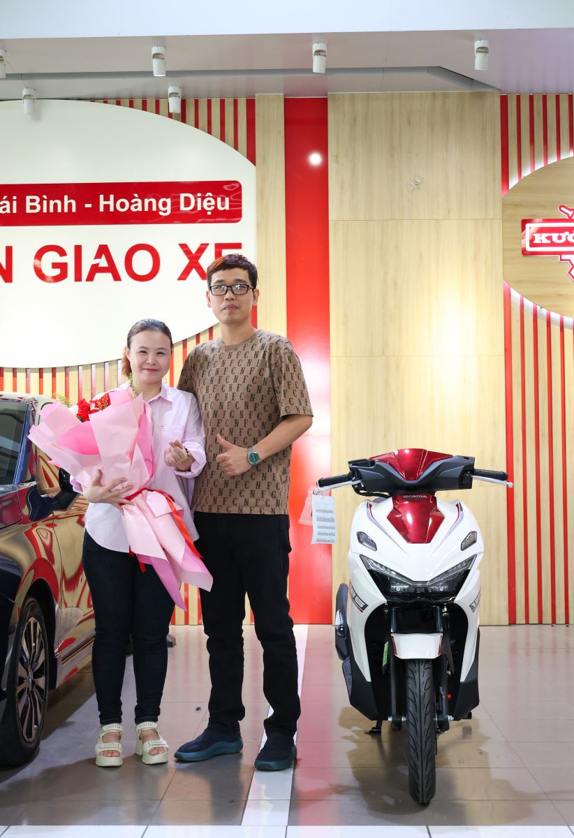 Chị Vũ Thị Hậu nhận xe Honda Air Blade