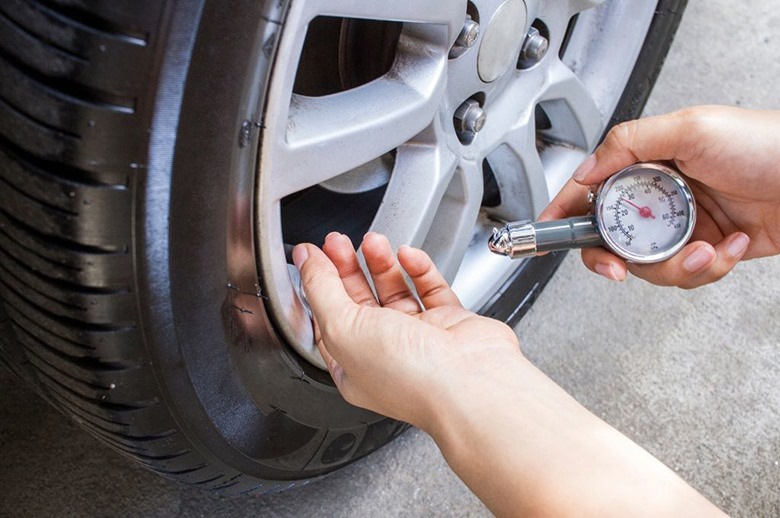 Bơm lốp quá căng là một trong nhiều nguyên nhân khiến xe bị nổ lốp