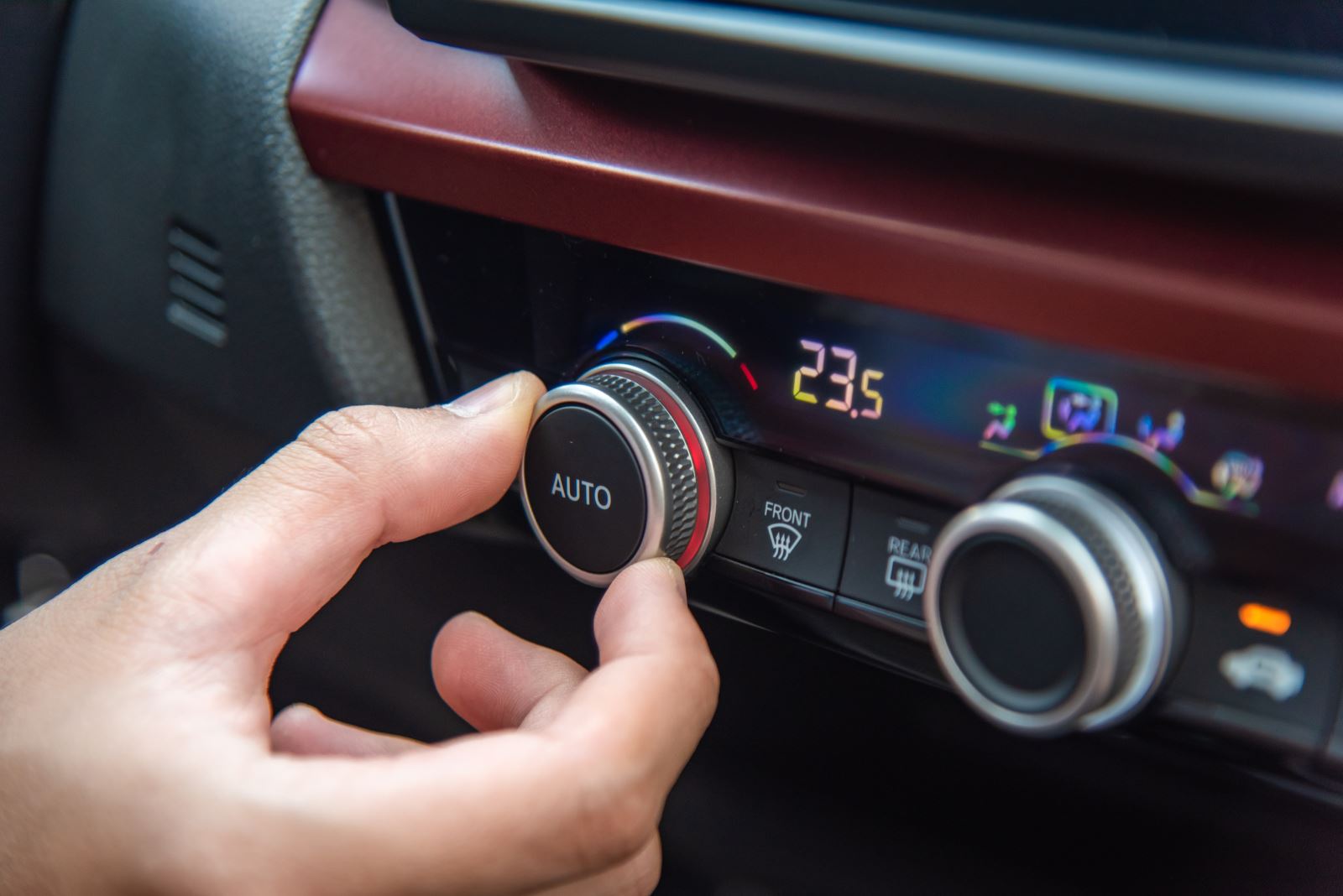 Vì sao nên tắt điều hòa trước khi tắt máy ô tô?