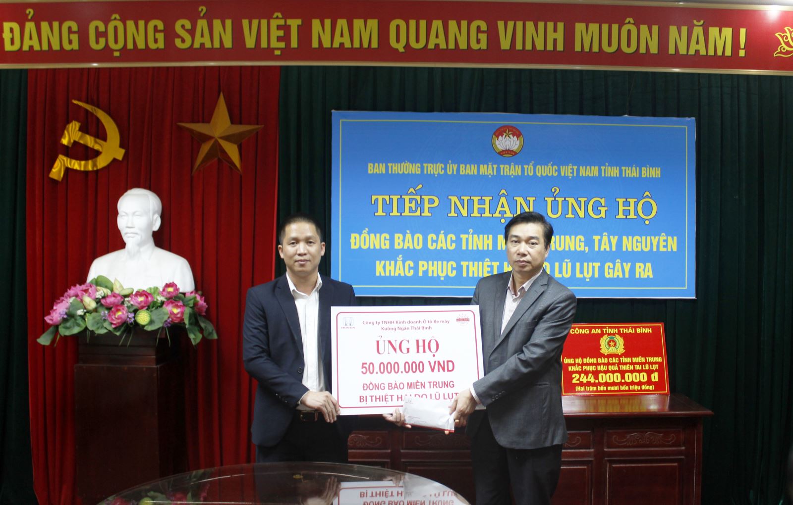 Honda Ô tô Thái Bình - Hoàng Diệu trao số tiền ủng hộ đồng bào miền trung cho Ủy ban Mặt trận Tổ quốc tỉnh Thái Bình.
