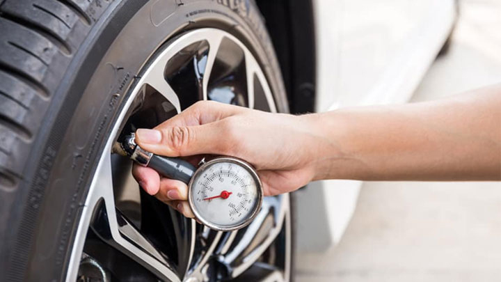 Kiểm tra áp suất lốp thường xuyên vừa giúp quá trình vận hành được an toàn vừa  giúp ích khi đăng kiểm