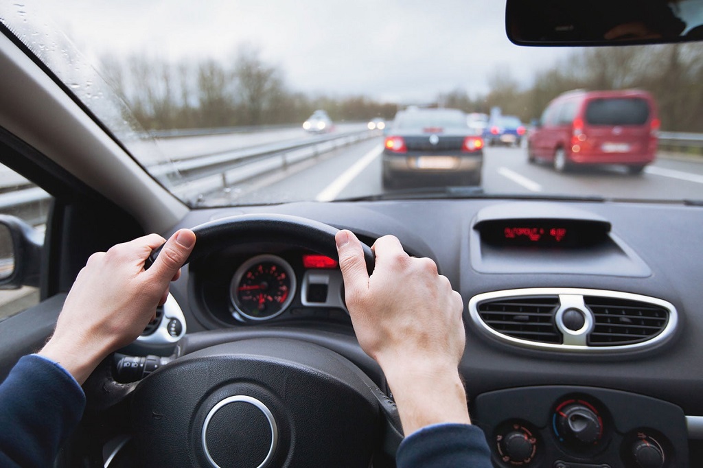 Kinh nghiệm lái xe: Xe đang đi nhanh thì gặp vật cản bất ngờ nên phanh hay đánh lái?