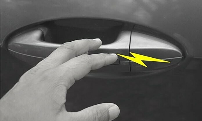 Nhiều người gặp hiện tượng giật nhẹ khi chạm vào xe ô tô