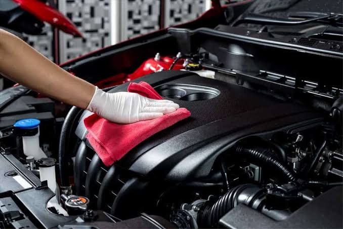 Vệ sinh khoang động cơ ô tô tại nhà
