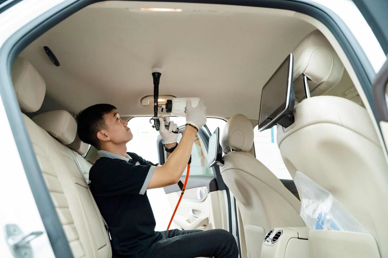 Nên chuẩn bị các dụng cụ cần thiết trước khi bắt đầu vệ sinh trần xe: Bàn chải mềm, khăn lau ẩm, bình xịt, nước lau kính...