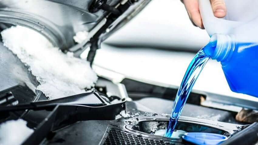 Chỉ nên sử dụng nước rửa kính chuyên dụng cho ô tô