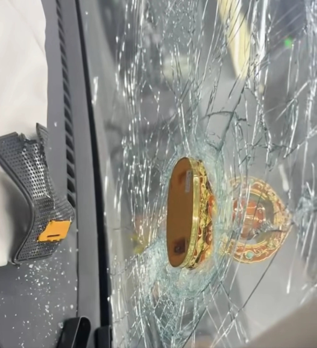 Một trường hợp tượng phong thuỷ bày trên táp-lô văng lên chọc thủng kính lái khi xe bung túi khí, thiệt hại có thể lên tới cả chục triệu đồng nhưng vẫn may mắn là không văng vào người ngồi trong xe