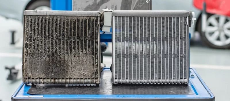 Giàn lạnh bám bụi bẩn vừa làm giảm hiệu suất điều hoà vừa có thể tạo mùi hôi
