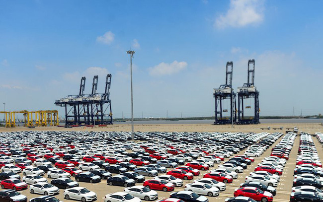 Hơn 2000 xe ô tô đầu tiên nhập khẩu về cảng Hiệp Phước