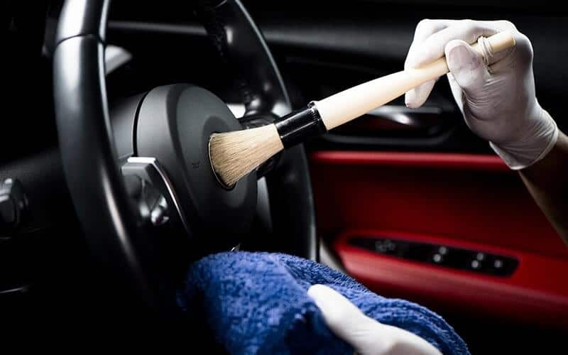 Khăn mềm giúp lau sạch vô lăng ô tô trong quá trình vệ sinh nội thất ô tô