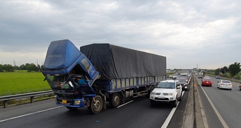Xe hỏng nằm chắn giữa làn cao tốc là một trong những tình huống nguy hiểm thường gặp nhất. 