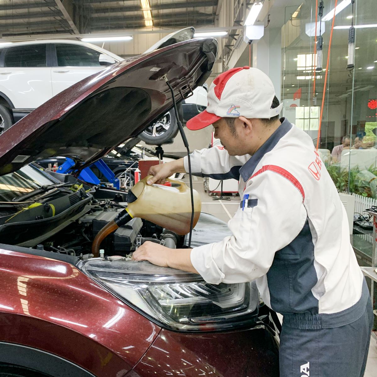 “Điểm qua” những tác hại khi đổ dư dầu động cơ xe