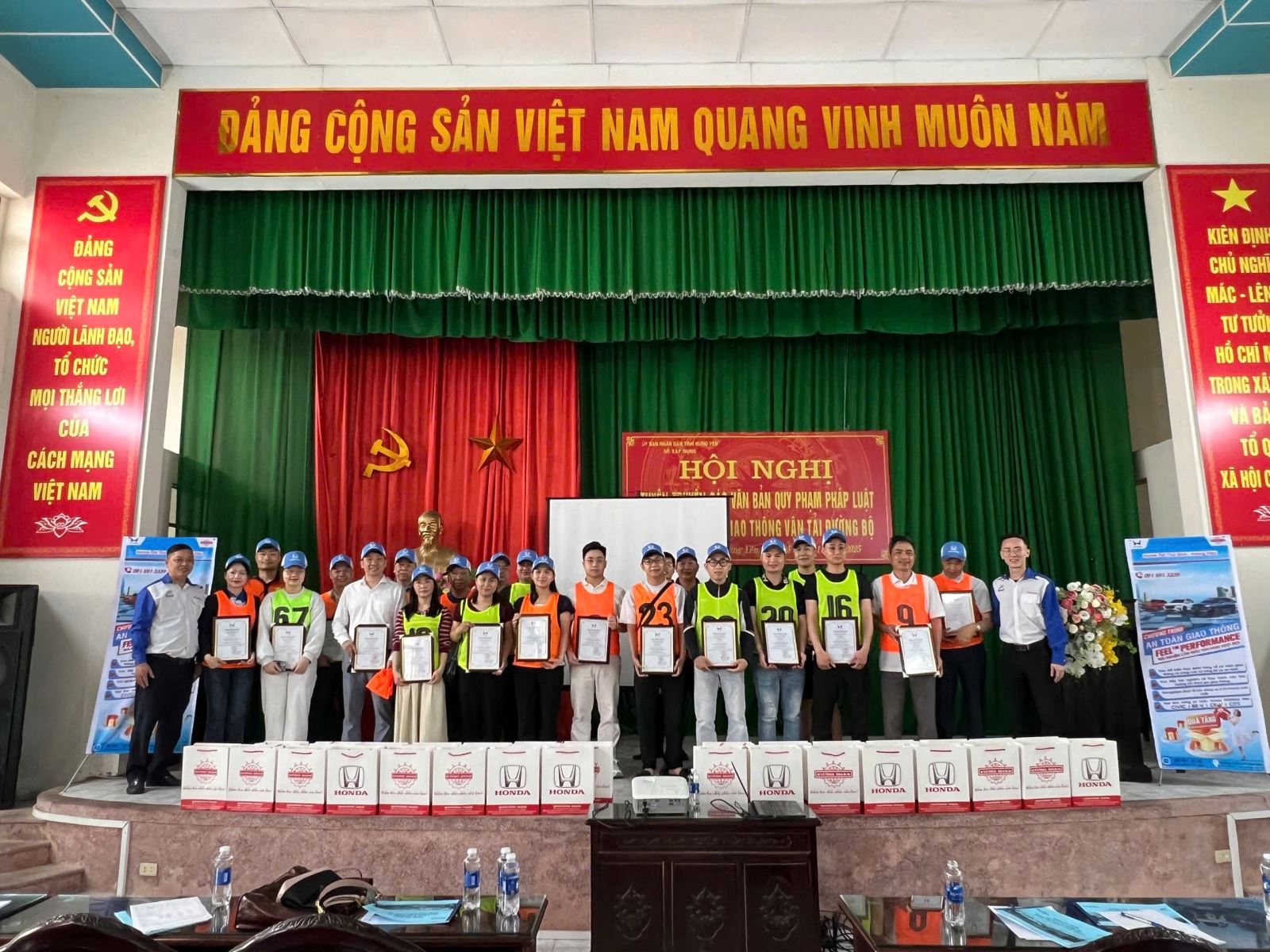 Chúc mừng chương trình "An toàn giao thông" và "Feel The Performance" diễn ra thành công tốt đẹp.